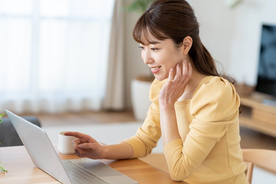 オンライン中国語研修を受講するビジネスパーソン