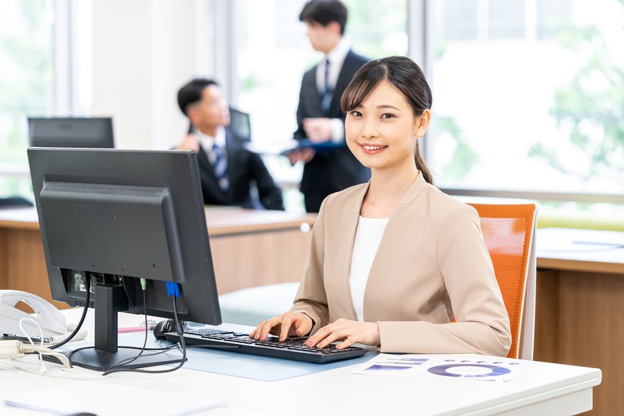 PCでビデオ会議ツールを使うイメージ