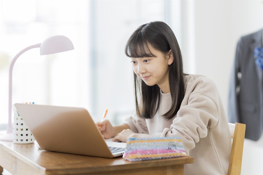 在线上课的孩子／オンラインで受講する子ども