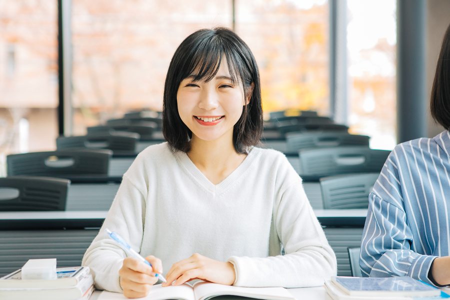 大学の講義室で学ぶ学生